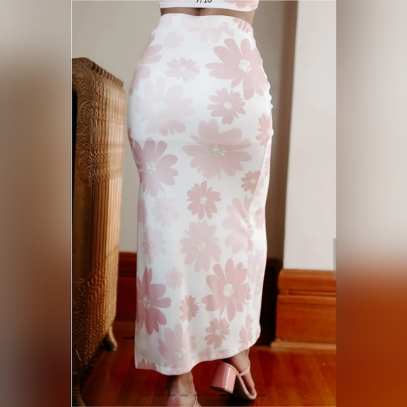 Le Lis Pink & White Floral Maxi Skirt With High Slit & Lining - Picture 6 of 13